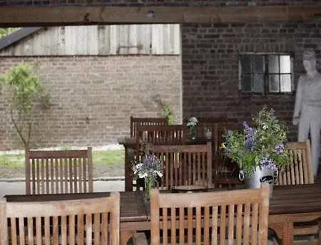 Lindenhof Gaestehaus & Hofcafe בית הארחה