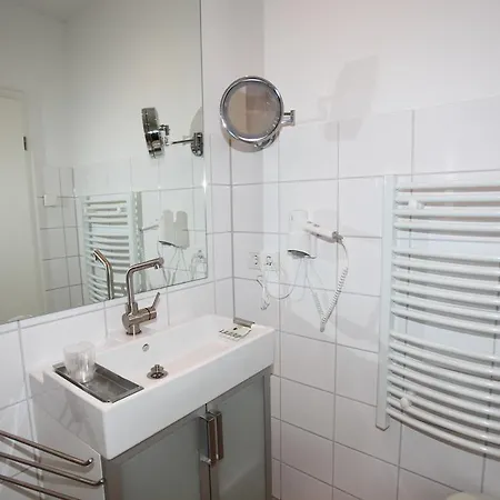 Lindenhof Gaestehaus & Hofcafe 3* קרננבורג