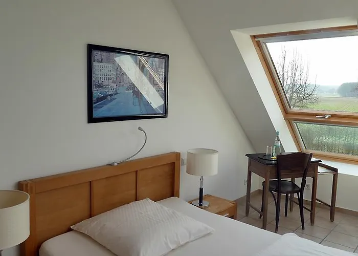 Lindenhof Gaestehaus & Hofcafe בית הארחה